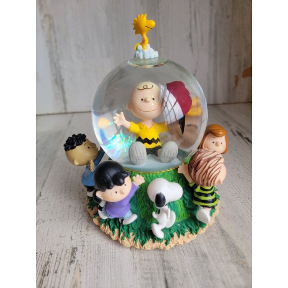Peanuts Snoopy Our hero Linus Lucy snowglobe Westland xmas - Picture 5 of 9
